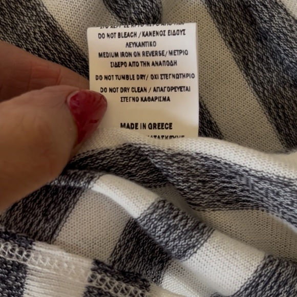 Asymmetric gray, and white top with red detail - Picture 10 of 10